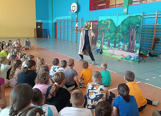 uczniowie oglądają przedstawienie