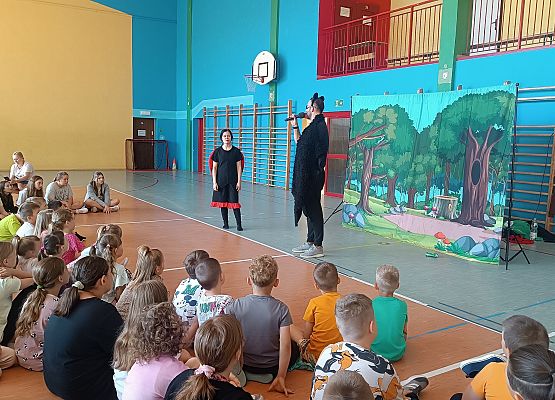 uczniowie oglądają przedstawienie