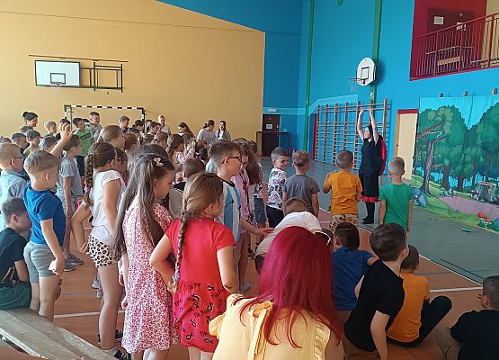 uczniowie oglądają przedstawienie