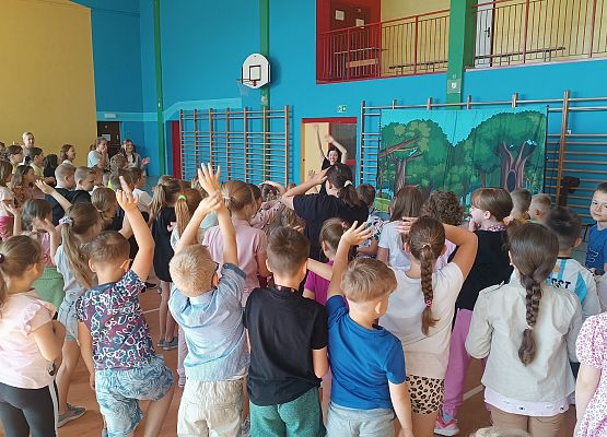 uczniowie oglądają przedstawienie