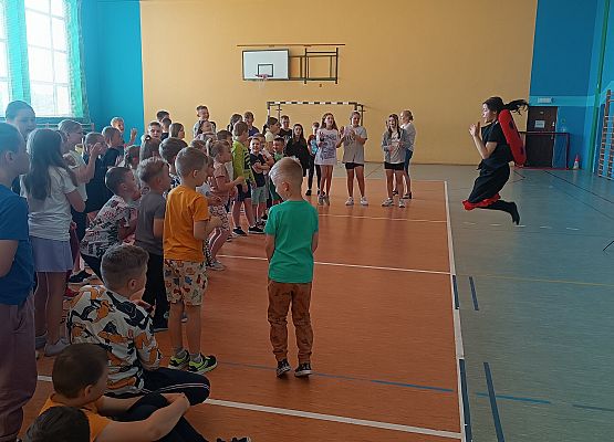 uczniowie oglądają przedstawienie