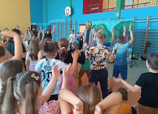 uczniowie oglądają przedstawienie