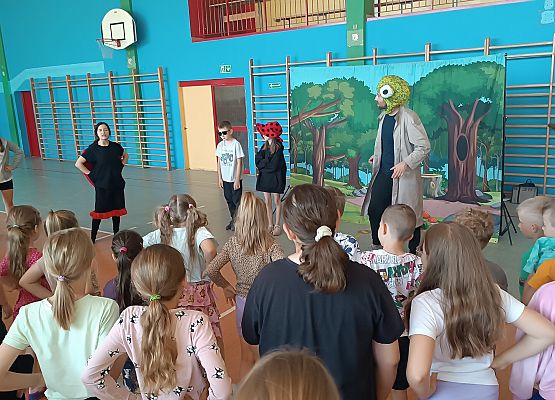 uczniowie oglądają przedstawienie