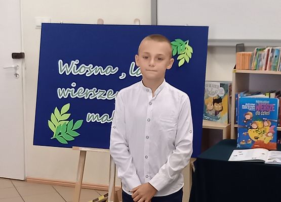 uczeń recytuje wiersz