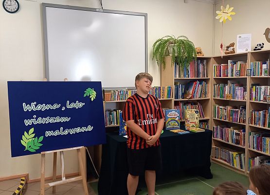 uczeń recytuje wiersz