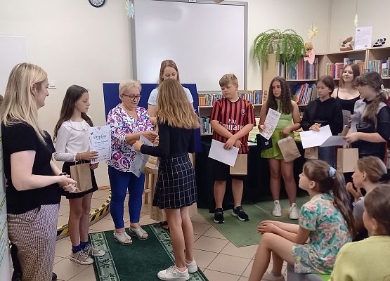 uczennica odbiera nagrodę