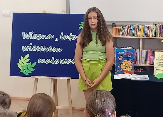 uczennica recytuje wiersz