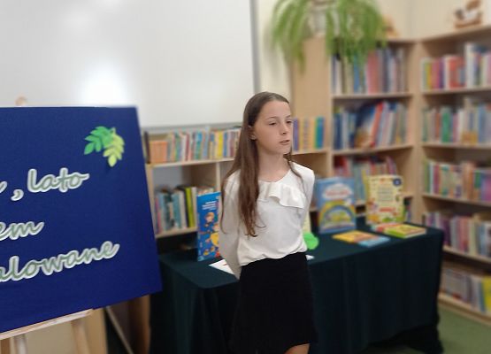 uczennica recytuje wiersz