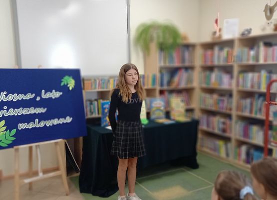 uczennica recytuje wiersz