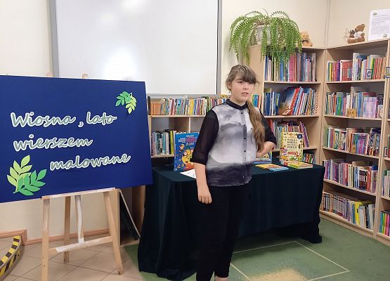 uczennica recytuje wiersz