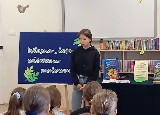 uczennica recytuje wiersz