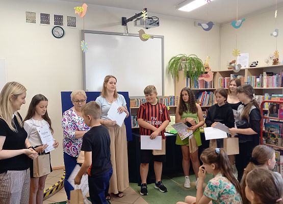 uczeń odbiera nagrodę