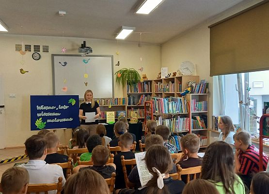 nauczycielka wyjaśnia zasady konkursu