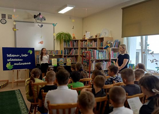 uczennica recytuje, uczniowie słuchają