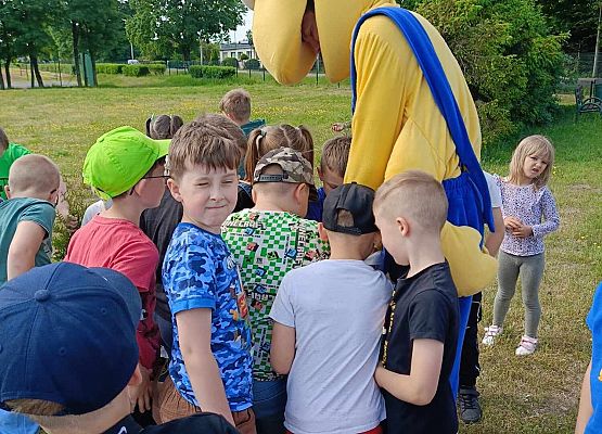 mrówka rozdaje dzieciom cukierki