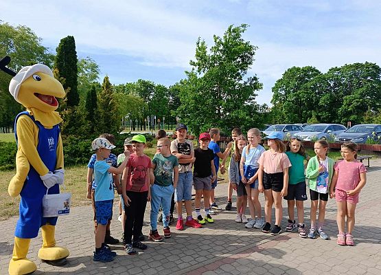 zdjęcie grupowe dzieci z Mrówką
