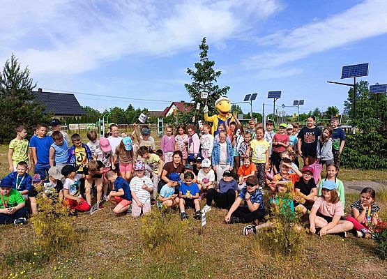 zdjęcie grupowe dzieci z Mrówką