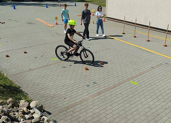 uczeń pokonuje tor przeszkód