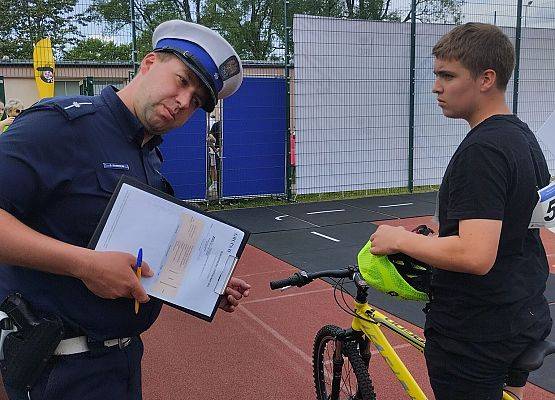 uczeń przygotowuje się do jazdy