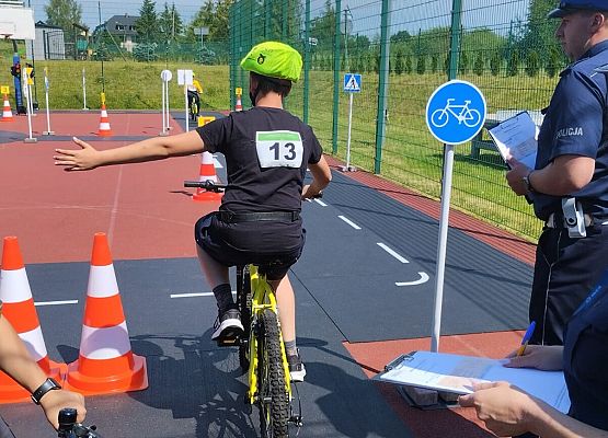 uczeń jeździ w miasteczku