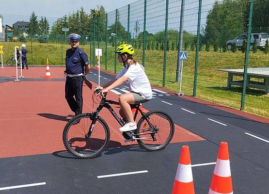 uczennica podczas jazdy w miasteczku ruchu drogowego