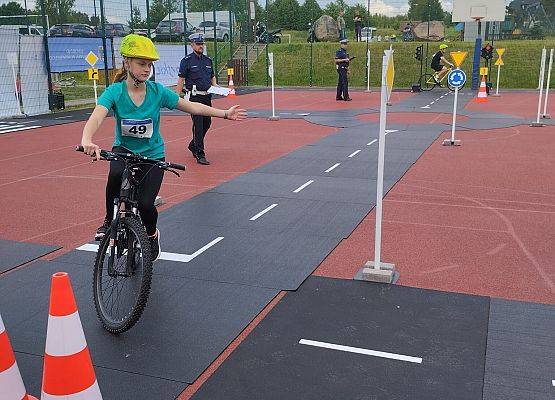 uczennica podczas jazdy w miasteczku ruchu drogowego