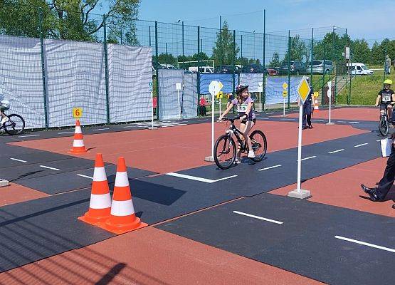 uczennica wykonuje zadania w miasteczku