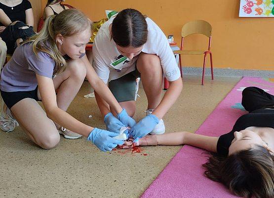uczniowie wykonyją zadanie z pierwszej pomocy