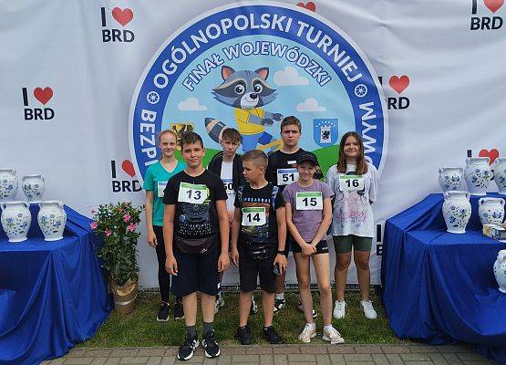 uczniowie reprezentujący szkołę w turnieju