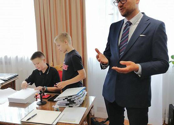 wójt opowiada uczniom o pracy