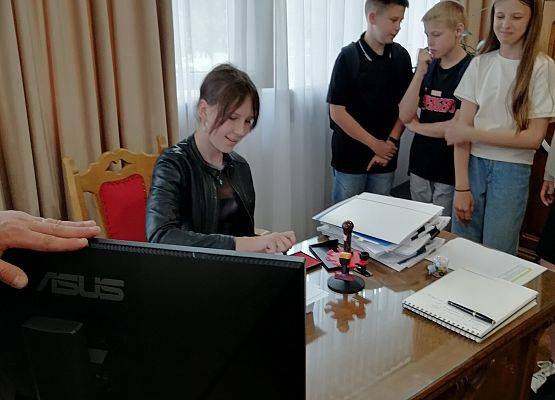uczniowie w gabinecie wójta
