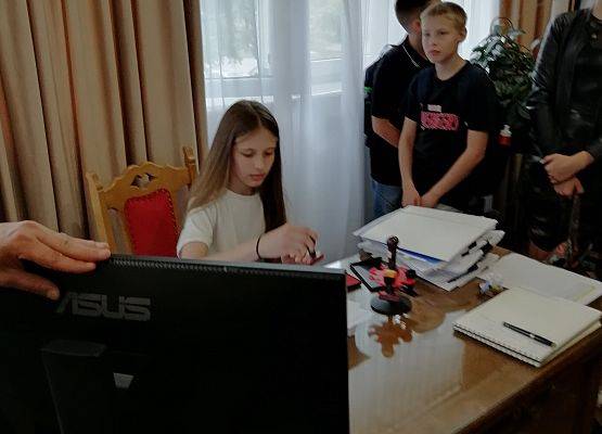 uczniowie w gabinecie wójta