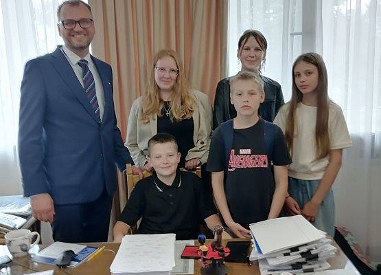 uczniowie z wójtem w gabinecie wójta