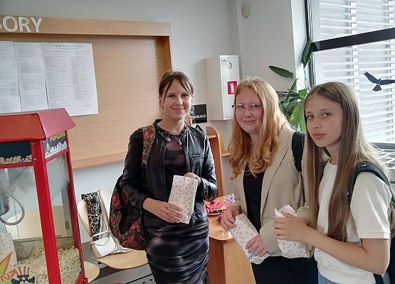 uczennice stoją w holu