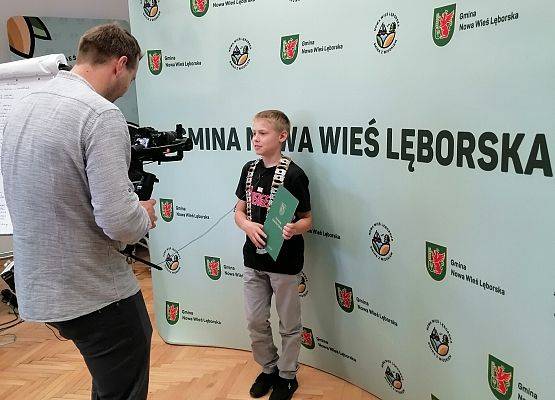 uczeń pozuje do zdjęcia