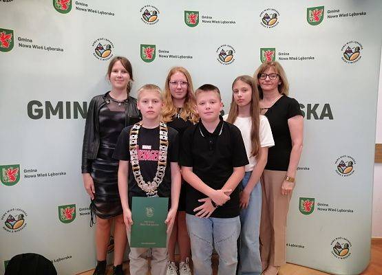 uczniowie i pani wicedyrektor