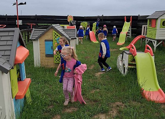 Grafika 21: Wycieczka przedszkolaków do Tajnej Bazy Pirackiej w Grąbkowie.