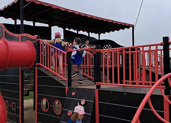 Grafika 19: Wycieczka przedszkolaków do Tajnej Bazy Pirackiej w Grąbkowie.