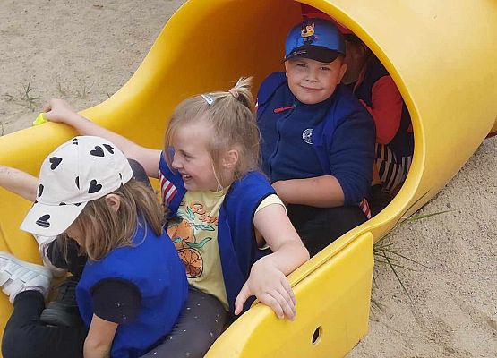 Grafika 1: Wycieczka przedszkolaków do Tajnej Bazy Pirackiej w Grąbkowie.