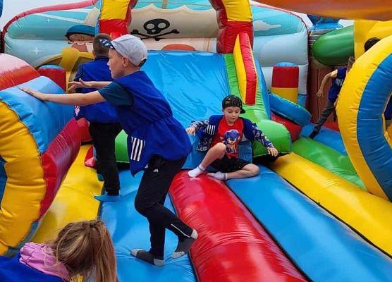 Grafika 14: Wycieczka przedszkolaków do Tajnej Bazy Pirackiej w Grąbkowie.