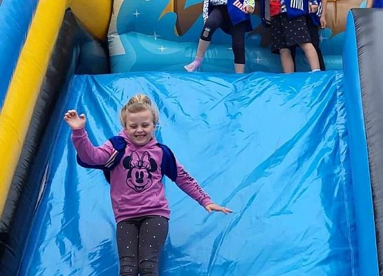 Grafika 13: Wycieczka przedszkolaków do Tajnej Bazy Pirackiej w Grąbkowie.