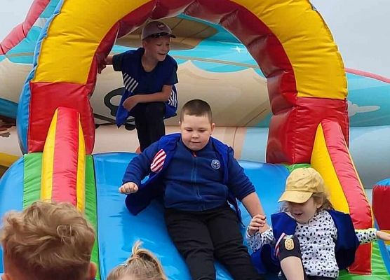 Grafika 15: Wycieczka przedszkolaków do Tajnej Bazy Pirackiej w Grąbkowie.