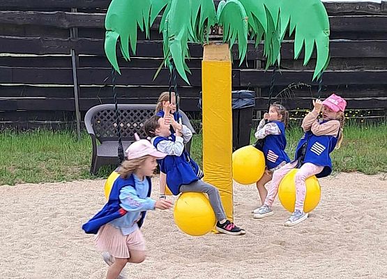 Grafika 18: Wycieczka przedszkolaków do Tajnej Bazy Pirackiej w Grąbkowie.