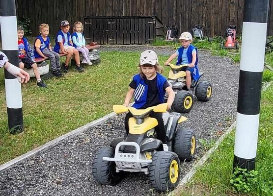 Grafika 11: Wycieczka przedszkolaków do Tajnej Bazy Pirackiej w Grąbkowie.