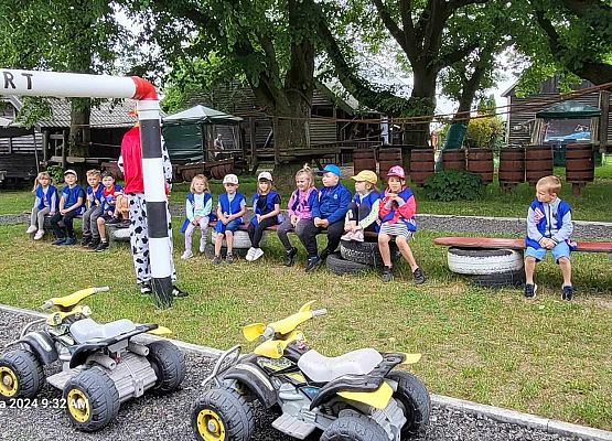 Grafika 10: Wycieczka przedszkolaków do Tajnej Bazy Pirackiej w Grąbkowie.