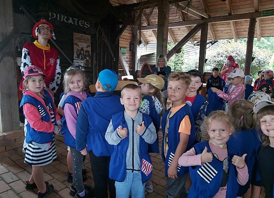 Grafika 3: Wycieczka przedszkolaków do Tajnej Bazy Pirackiej w Grąbkowie.