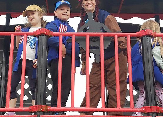 Grafika 6: Wycieczka przedszkolaków do Tajnej Bazy Pirackiej w Grąbkowie.