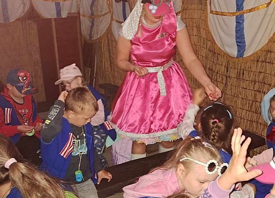 Grafika 17: Wycieczka przedszkolaków do Tajnej Bazy Pirackiej w Grąbkowie.