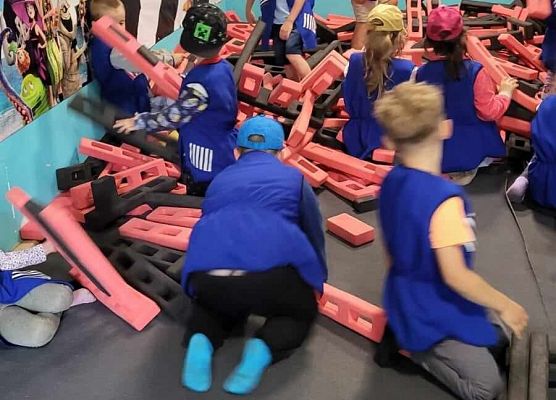 Grafika 8: Wycieczka przedszkolaków do Tajnej Bazy Pirackiej w Grąbkowie.