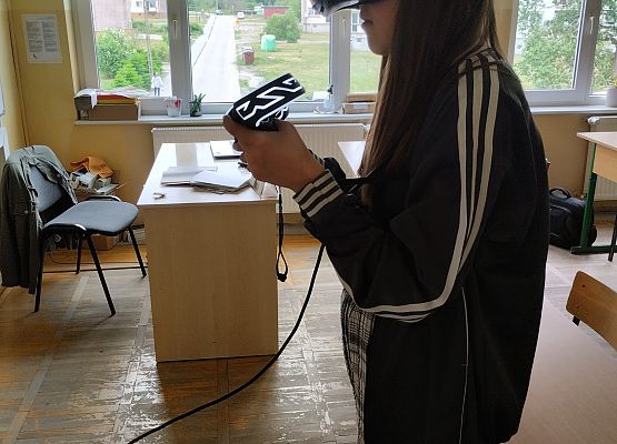 uczennica korzysta z wirtualnego laboratorium